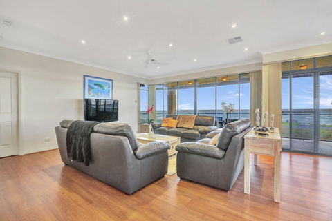 Seaglass - Accommodation Gladstone 6