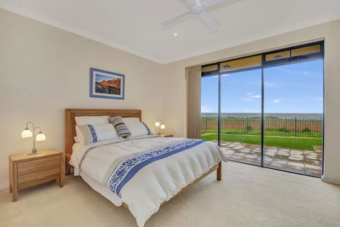 Seaglass - Accommodation Gladstone 1