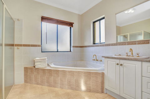 Seaglass - Accommodation Gladstone 5