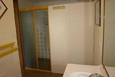 ANCHORAGE 1 - Accommodation Gladstone 4