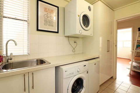 Colour Pop - Rejuvenate Stays - Accommodation Gladstone 7