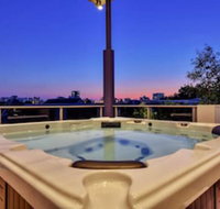 Darwin City Lights Jacuzzi - Accommodation Gladstone