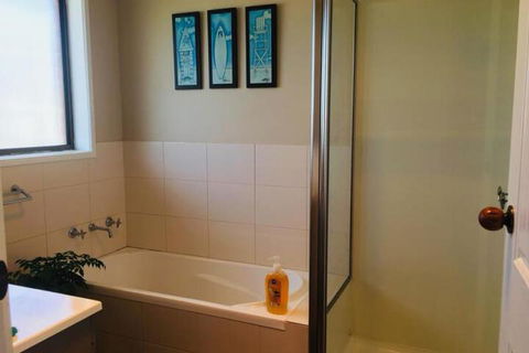 QUEEN BEDROOM FRIENDLY HOME PORTLAND - Accommodation Gladstone 3