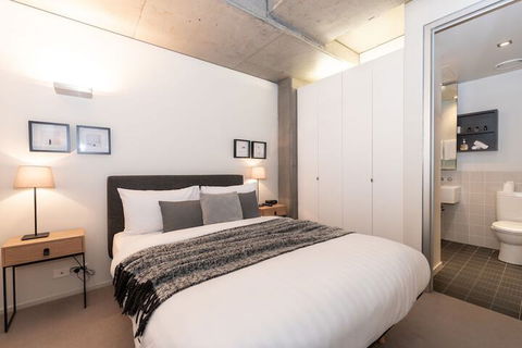 Luxury East Melbourne Apartment - Accommodation Gladstone 6