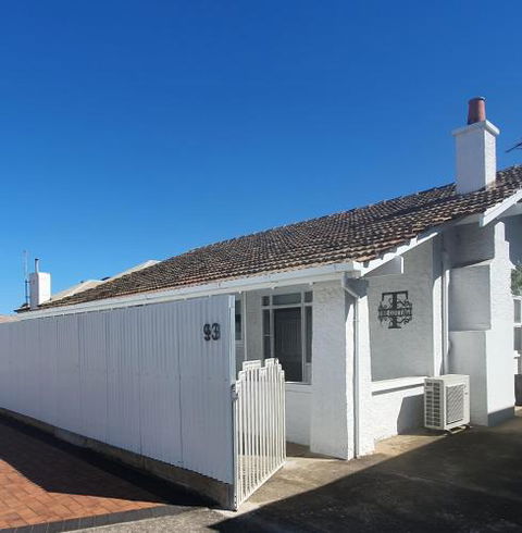 The Cottage - Accommodation Gladstone 2