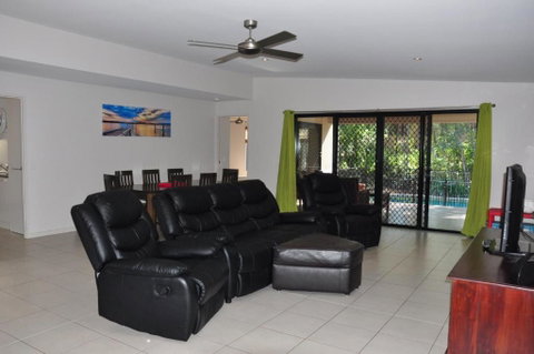12 Satinwood Drive Family Home With Swimming Pool Located In Natural Bushland & Close To Beach - Accommodation Gladstone 6