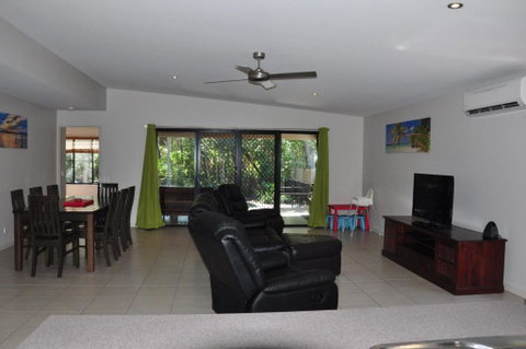 12 Satinwood Drive Family Home With Swimming Pool Located In Natural Bushland & Close To Beach - Accommodation Gladstone 2