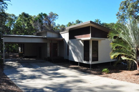 12 Satinwood Drive Family Home With Swimming Pool Located In Natural Bushland & Close To Beach - Accommodation Gladstone 3