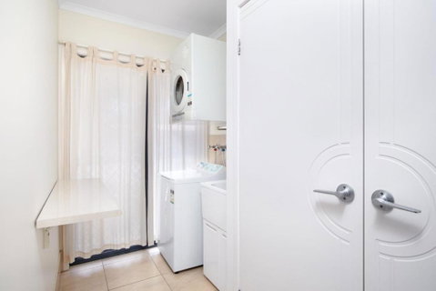 18 Naiad Court Rainbow Shores Modern Beach House Walk To Beach - Accommodation Gladstone 6