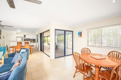 18 Naiad Court Rainbow Shores Modern Beach House Walk To Beach - Accommodation Gladstone 1