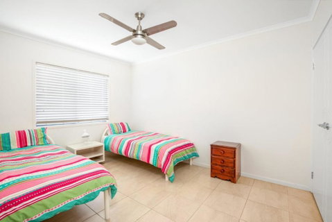 18 Naiad Court Rainbow Shores Modern Beach House Walk To Beach - Accommodation Gladstone 3