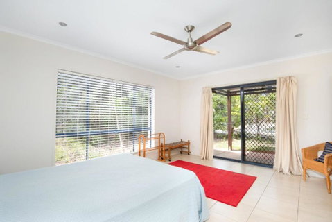 18 Naiad Court Rainbow Shores Modern Beach House Walk To Beach - Accommodation Gladstone 2