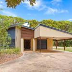 18 Naiad Court Rainbow Shores Modern Beach House Walk To Beach - Accommodation Gladstone 0