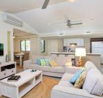 6 Orania Court Rainbow Shores Absolutely gorgeous beach side property within 200 metres walk to the beach - Accommodation Gladstone