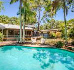 8 Satinwood Drive Rainbow Shores Architecturally Designed Pool Walk to Beach - Accommodation Gladstone