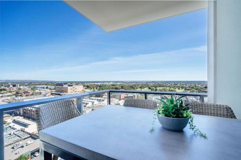 A Cut Above The West Pool Rooftop Bar Gym Wifi - Accommodation Gladstone 1