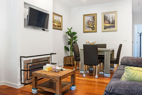 Woody Lifestyle One Bedroom Apartment - Accommodation Gladstone 3