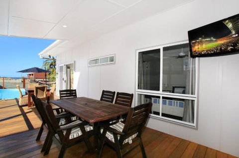 BEACH SHOPS & FABULOUS VACATION HOME! - Accommodation Gladstone 1