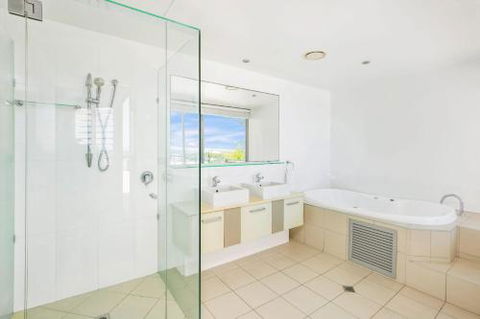 Unit 6 Rainbow Sea Rainbow Beach Amazing Ocean Views Aircon Wi Fi Pool Walk To Beach - Accommodation Gladstone 4