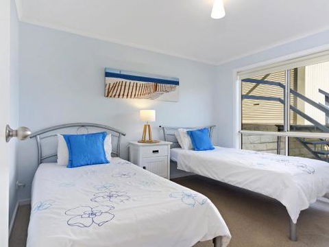VALLEY VIEWS 10 Valley Heights Drive - Accommodation Gladstone 5