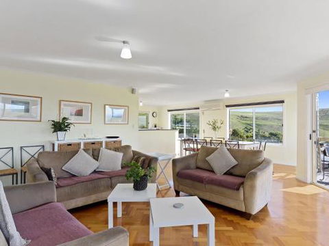 VALLEY VIEWS 10 Valley Heights Drive - Accommodation Gladstone 4