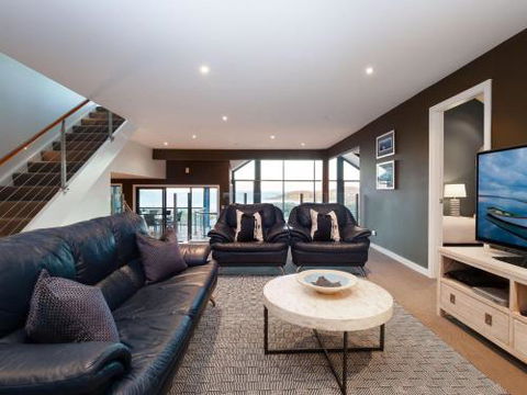 Venabu On Garuwa 20 Garuwa Street Spectacular House With Fabulous Views - Accommodation Gladstone 3