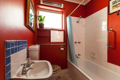 ELEANOR, 1BDR Fitzroy North Apartment - Accommodation Gladstone 1