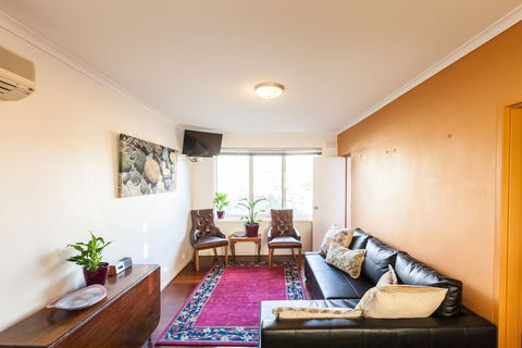 ELEANOR, 1BDR Fitzroy North Apartment - Accommodation Gladstone 3