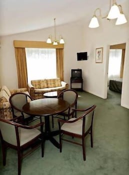 Elizabethan Lodge - Accommodation Gladstone 4