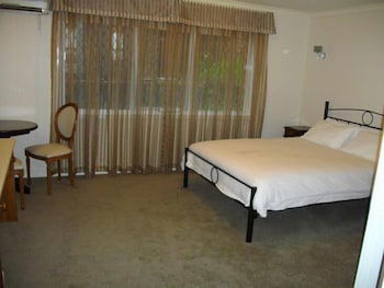 Elizabethan Lodge - Accommodation Gladstone 3