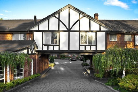 Elizabethan Lodge - Accommodation Gladstone 0