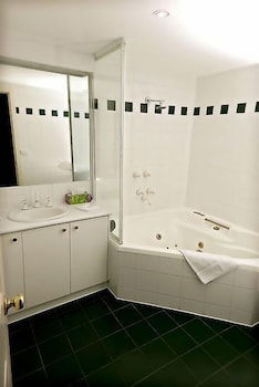 Elizabethan Lodge - Accommodation Gladstone 2