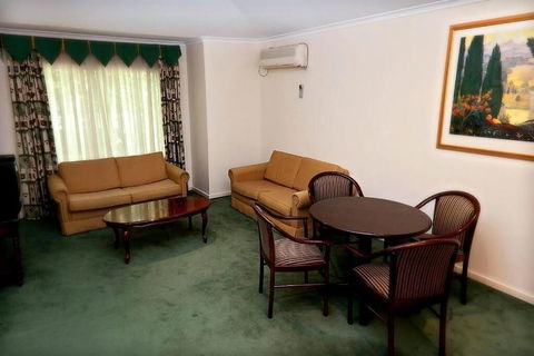 Elizabethan Lodge - Accommodation Gladstone 6