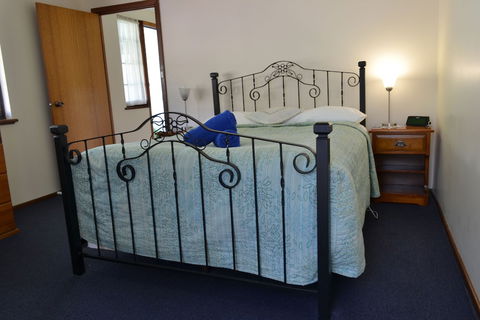 Dolphin Lodge - Accommodation Gladstone 3