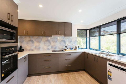 Dolphin Lodge - Accommodation Gladstone 6