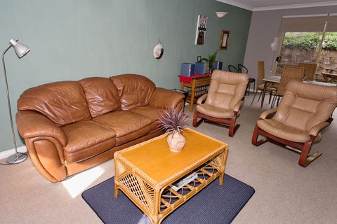 Dolphin Lodge - Accommodation Gladstone 5