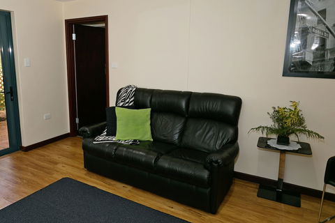 Dolphin Lodge - Accommodation Gladstone 4