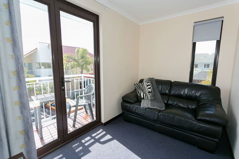 Dolphin Lodge - Accommodation Gladstone 2
