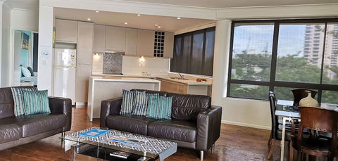 Surfers Hawaiian Holiday Apartments - Accommodation Gladstone 4