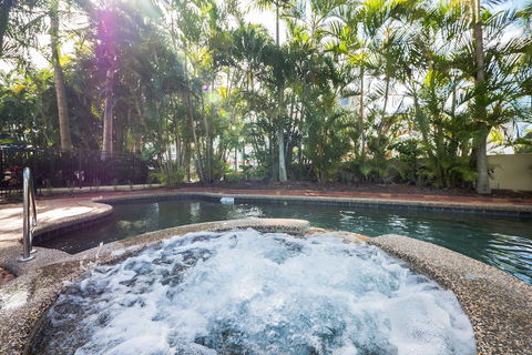 Surfers Hawaiian Holiday Apartments - Accommodation Gladstone 3
