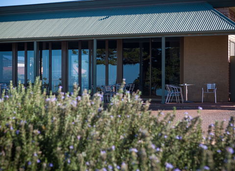 Foreshore Motor Inn - Accommodation Gladstone 0