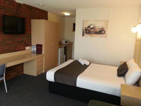 Big Valley Lakeside Paradise Motor Inn - Accommodation Gladstone 1