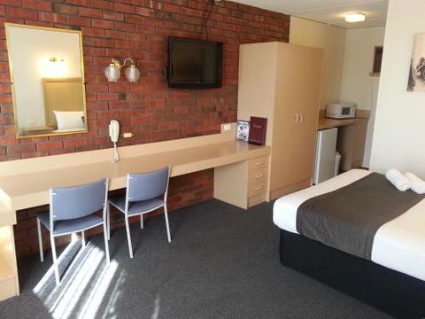 Big Valley Lakeside Paradise Motor Inn - Accommodation Gladstone 3