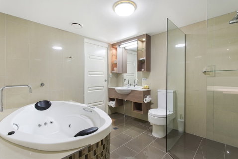 CBD Luxury Accommodation - Accommodation Gladstone 5