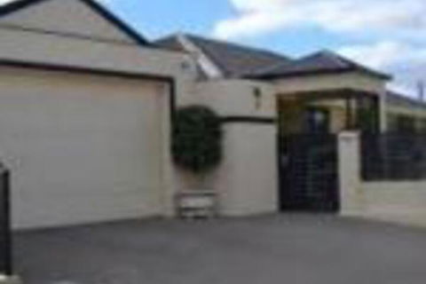 Sunset Retreat - Accommodation Gladstone 0