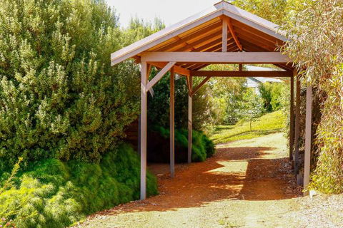 Rainbow Trail Chalets - Accommodation Gladstone 4