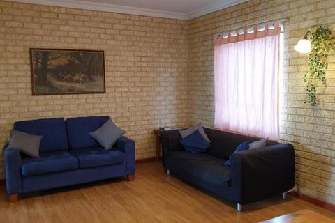 Baywatch Manor Augusta - Accommodation Gladstone 7