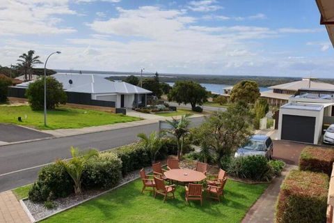 Baywatch Manor Augusta - Accommodation Gladstone 4