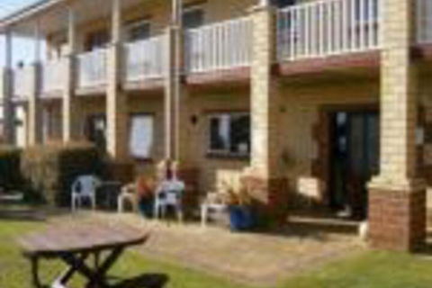 Baywatch Manor Augusta - Accommodation Gladstone 0