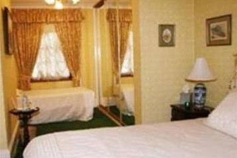 The Old George & Dragon Guesthouse - Accommodation Gladstone 0
